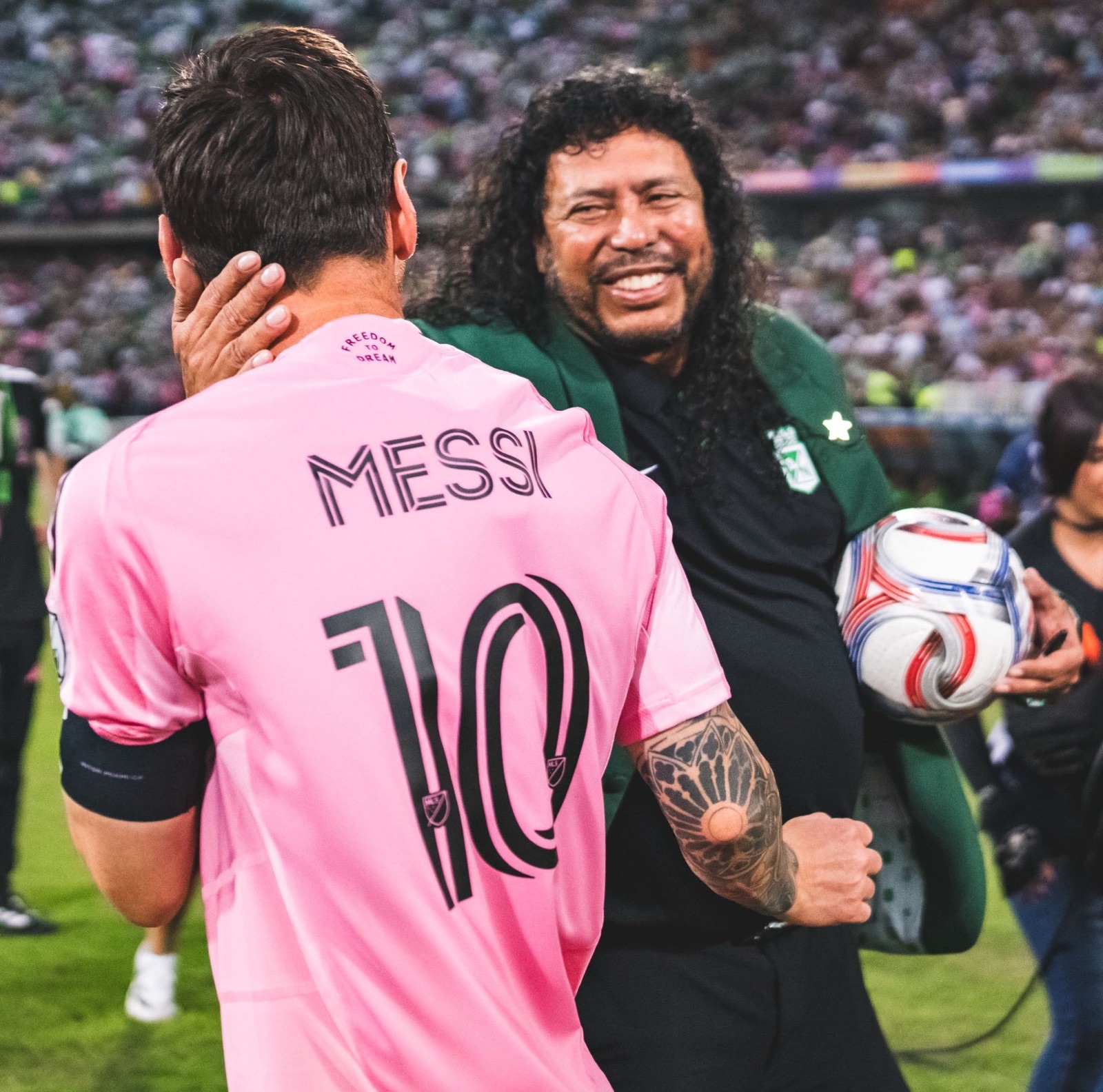 Watch as Lionel receives a standing ovation from 45,000 fans. - SNS